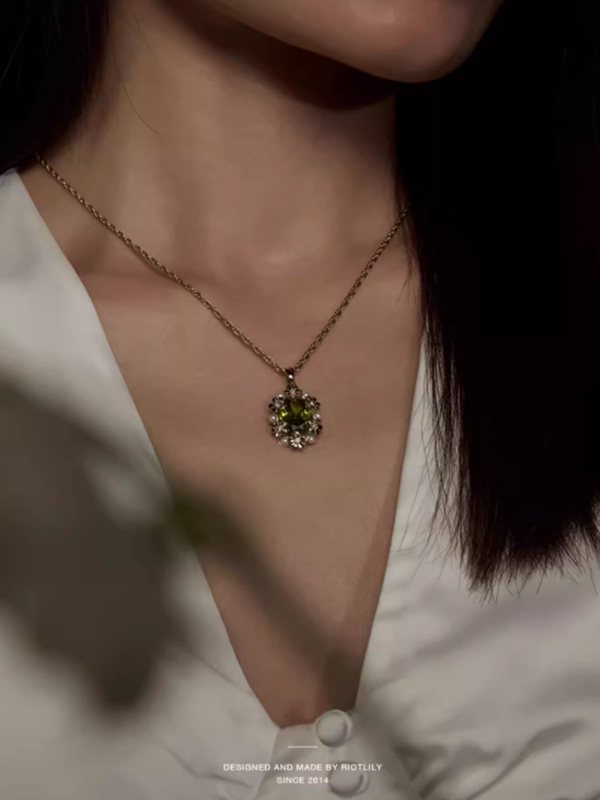 Vintage Flower Green Zirconia Neckless