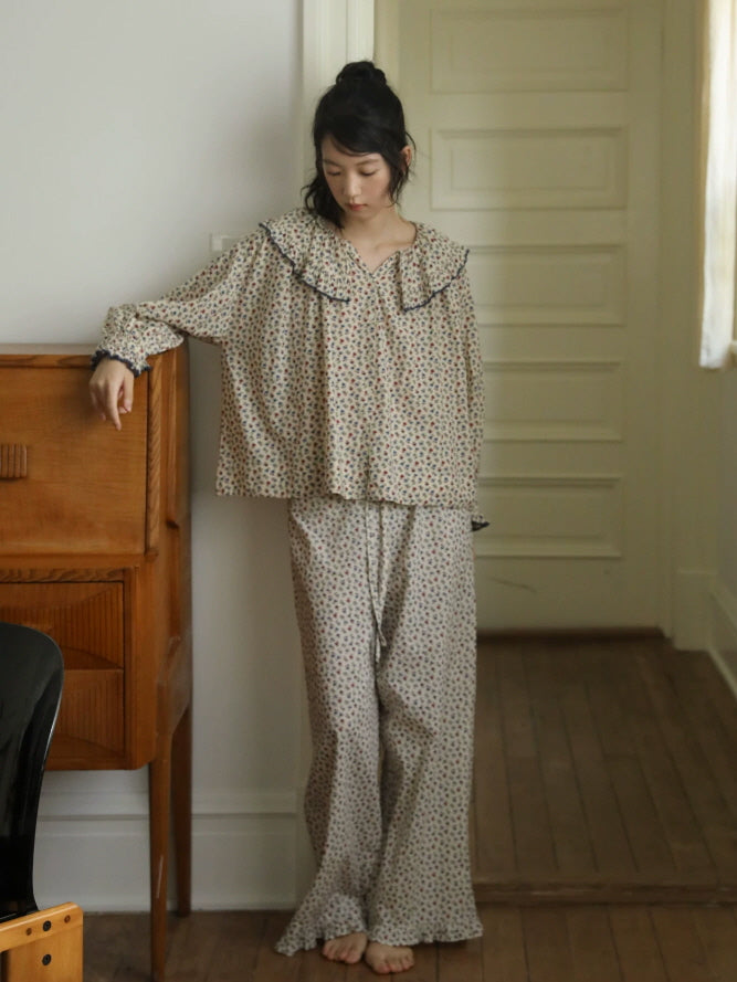 Romantic cottagecore pajama set in cotton with tiny floral pattern, ruffled neckline and loose pants