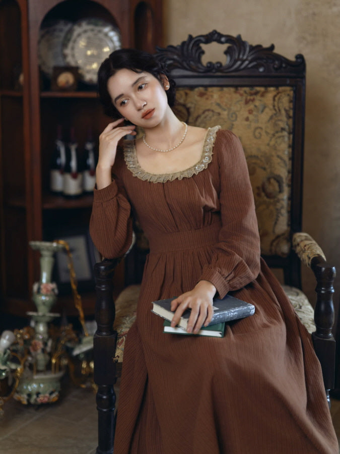 Brown vintage dress with gathered front, square neckline and delicate ruffled lace edging