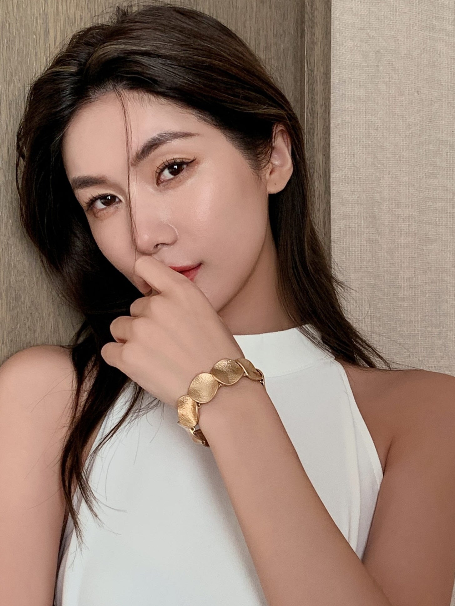 Elegant Gold Disc Bracelet