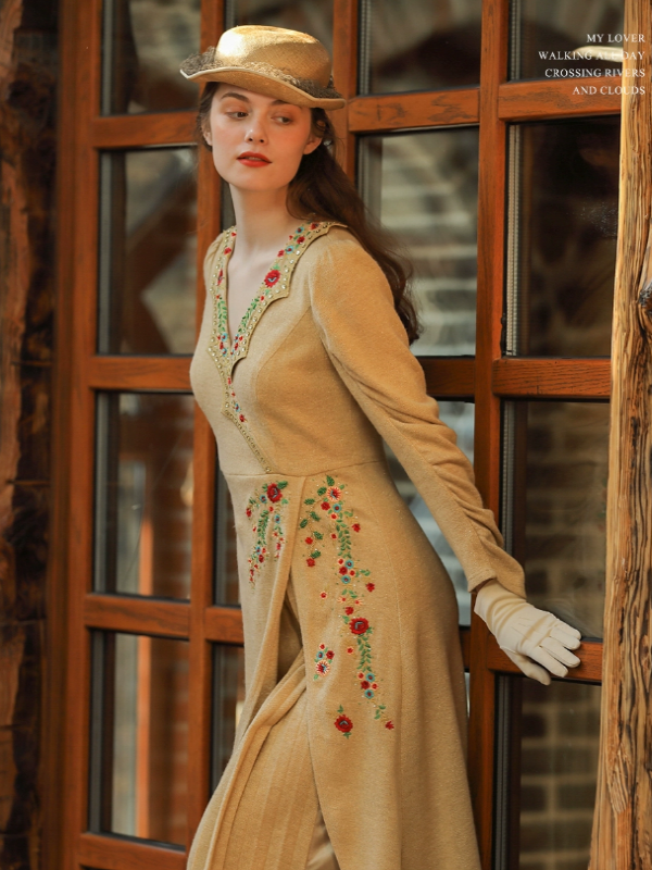 Beige Blossom in Retro Pleats Dress