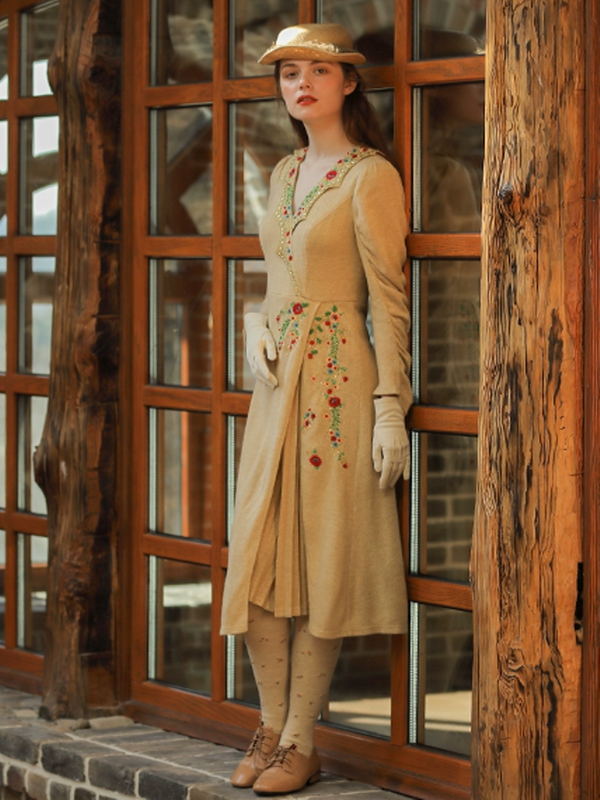 Beige Blossom in Retro Pleats Dress