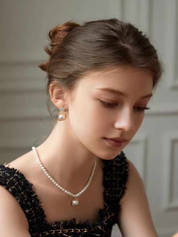 Classic Winding Pearl Neckless