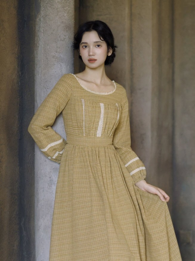 Romantic plaid maxi dress with fitted bodice, square neckline and delicate lace details in a classic interior